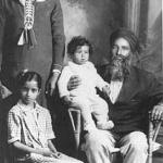 Naranjan Kaur with her children and father Mehar Singh, Kelowna 18931